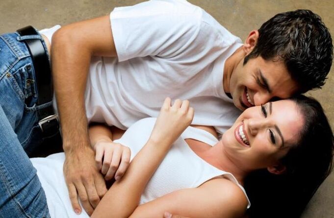 Muž sa vzruší dotykom dievčaťa